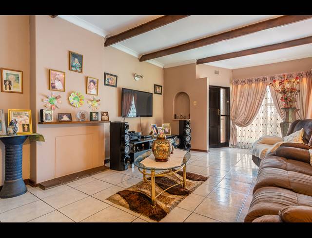 3 BEDROOM FREEHOLD FOR SALE IN ROSEACRE